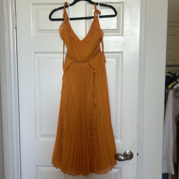 Lulu’s XS new never worn, marigold pleated  dress - Picture 6 of 11